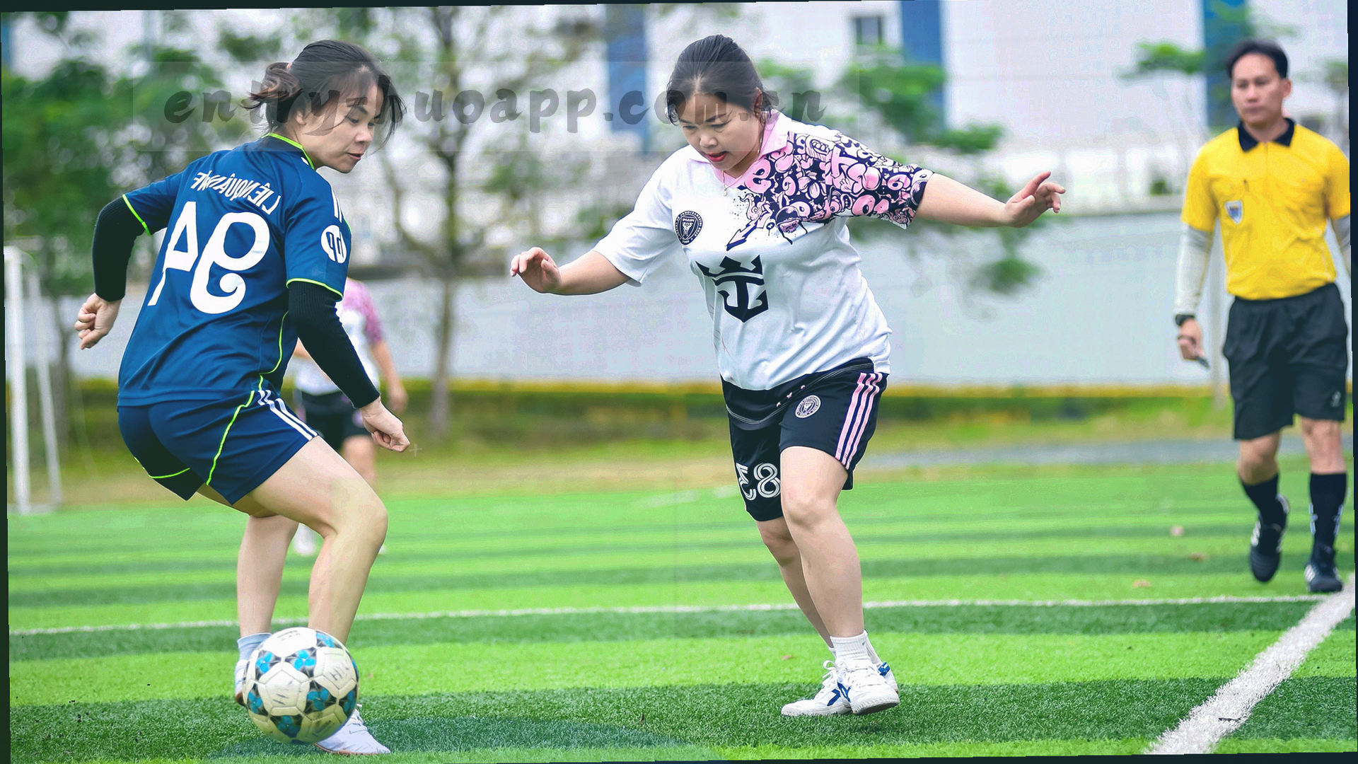 火狐体育赛事现场抽象图，以橙色和深灰为主，带有速度线纹理